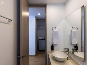 Shower, hair dryer, towels
