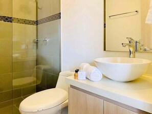 Dusche, Haartrockner, Handtücher
