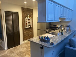 Jääkaappi, mikroaaltouuni, uuni, liesi