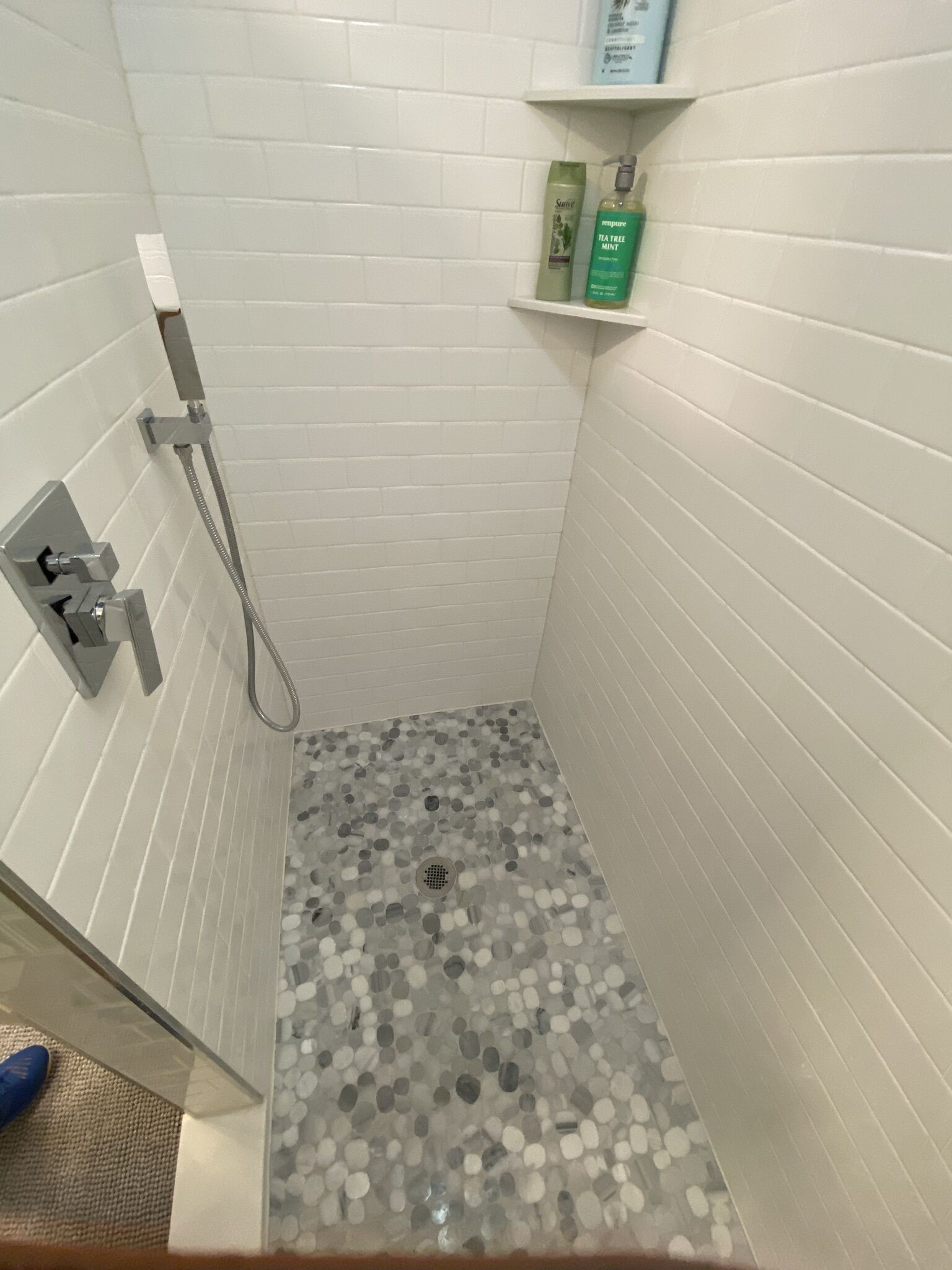 Combined shower/bathtub, hair dryer, towels
