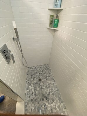 Combined shower/bathtub, hair dryer, towels