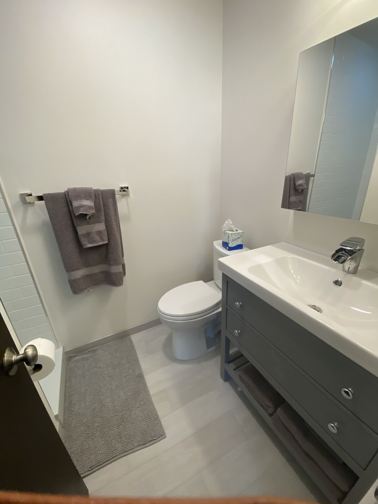 Combined shower/bathtub, hair dryer, towels