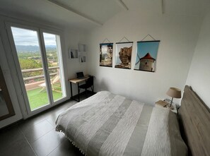 1 室のベッドルーム、アイロン / アイロン台