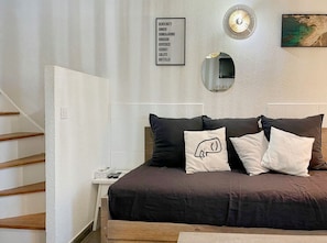 1 chambre, fer et planche Ă repasser