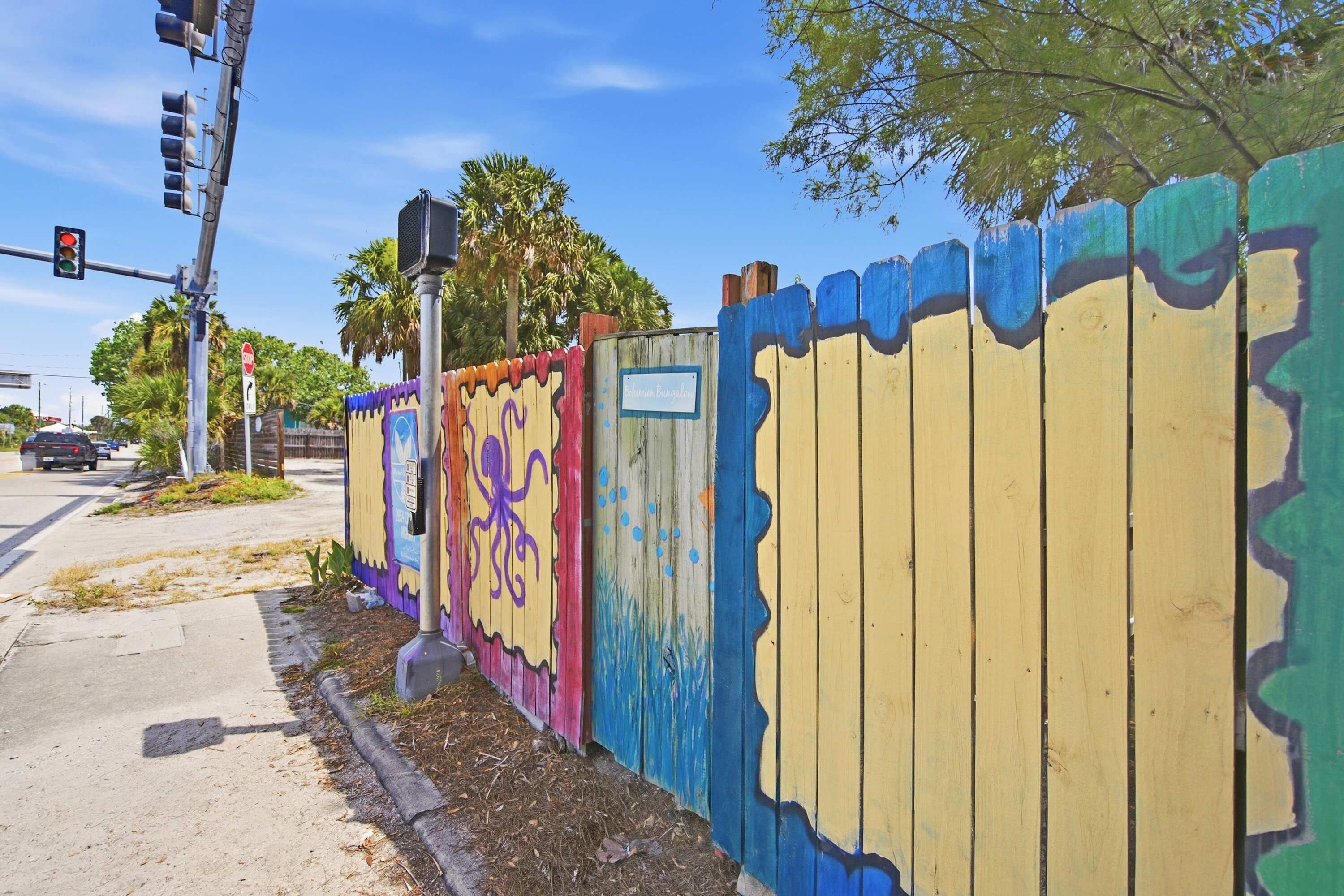 Una valla de colores con un letrero que dice 'Lighthouse boardwalk'.