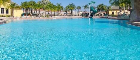 Una piscina al aire libre