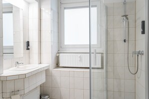 Shower, towels, shampoo