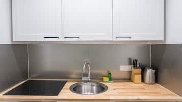 Fridge, stovetop, coffee/tea maker, electric kettle