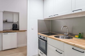 Fridge, stovetop, coffee/tea maker, electric kettle