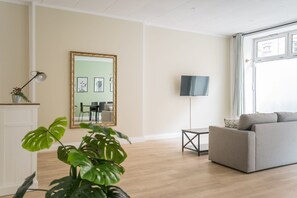 Flat-screen TV, offices - Spacious Family Apartment with 2 Bedrooms (Berlin)
