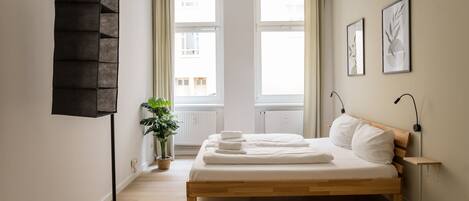 2 bedrooms, desk, iron/ironing board, WiFi