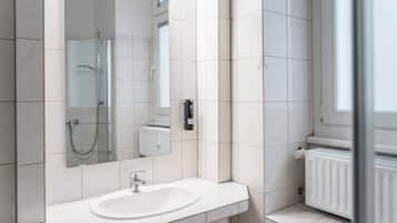 Shower, towels, shampoo