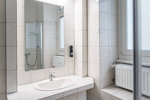 Shower, towels - Spacious Family Apartment with 2 Bedrooms (Berlin)