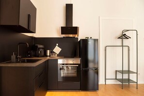 Fridge, oven, stovetop, coffee/tea maker