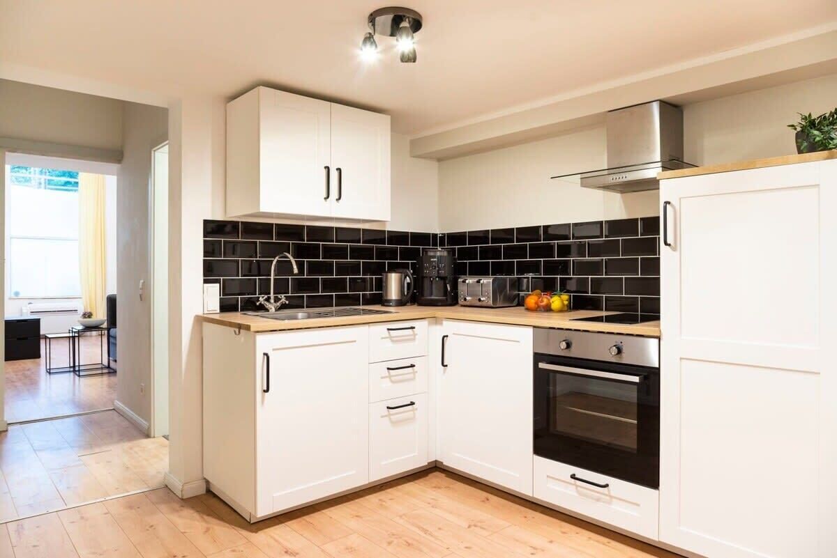 Kjøleskap, ovn, kokeplater og kaffetrakter/tekoker