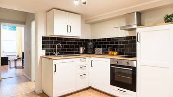 Kjøleskap, ovn, kokeplater og kaffetrakter/tekoker