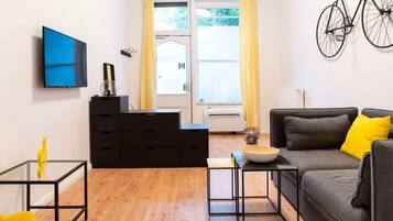 Flatskjerm-TV og kontorer