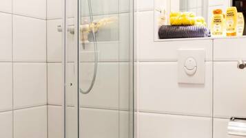 Ducha, cabezal de ducha tipo lluvia, secador de pelo, toallas