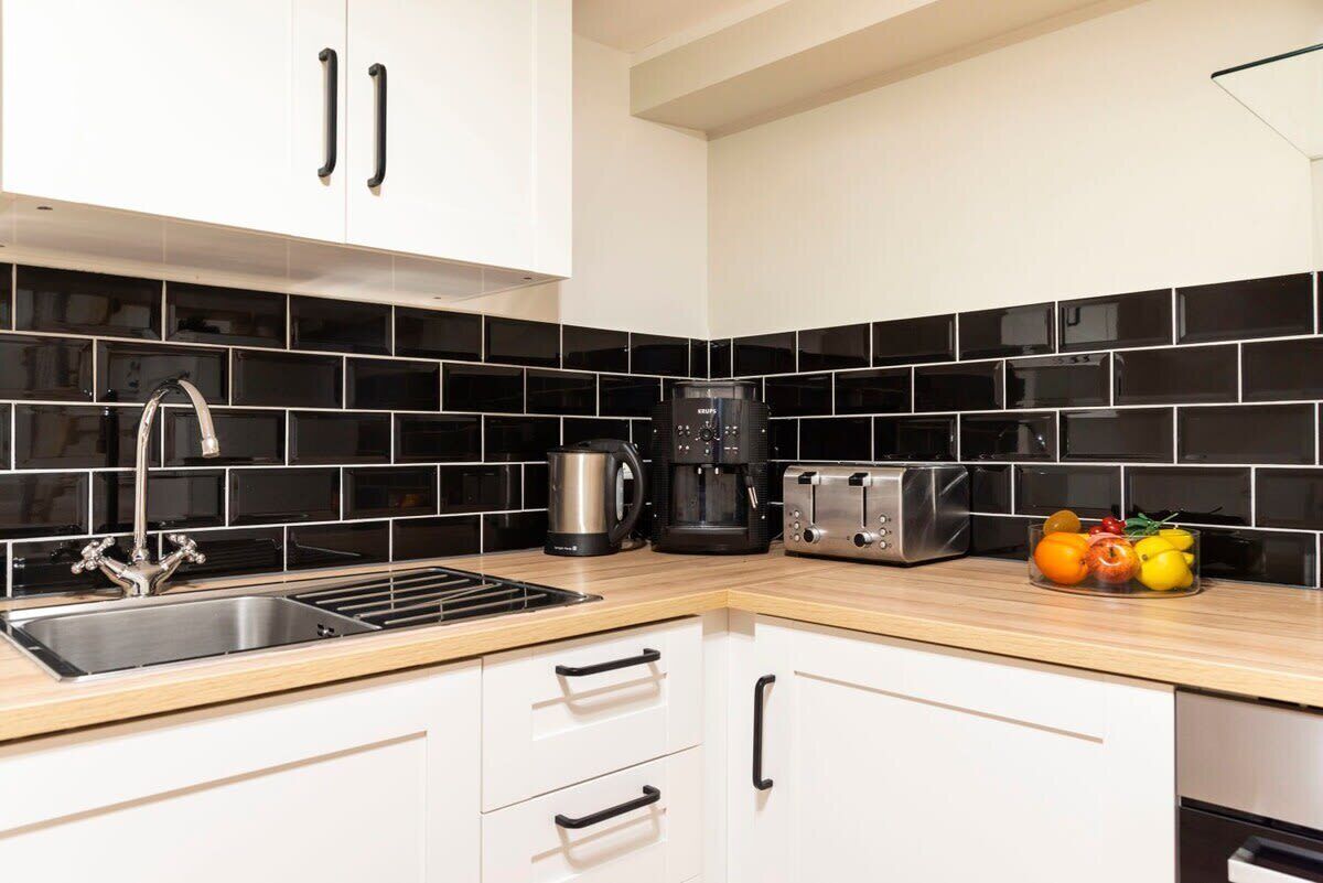 Fridge, oven, stovetop, coffee/tea maker