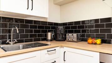 Fridge, oven, stovetop, coffee/tea maker