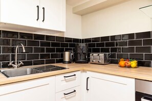 Kühlschrank, Ofen, Herdplatte, Wasserkocher mit Kaffee-/Teezubehör