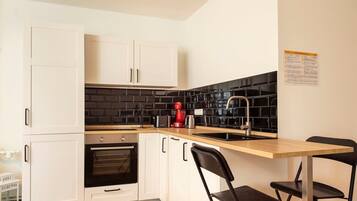 Een koelkast, een oven, een kookplaat, een vaatwasser