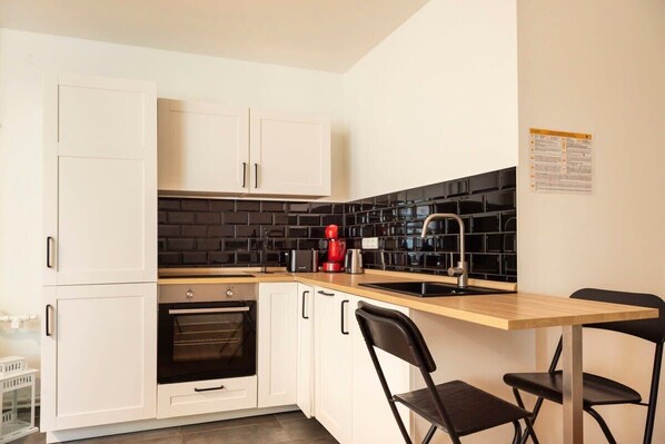 Réfrigérateur, un four, surface de cuisson, lave-vaisselle