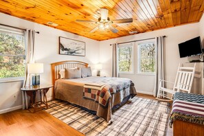 2 bedrooms, iron/ironing board, free WiFi, bed sheets - PROMO 5% WEEKLY 10% MONTHLY DISCOUNT
CREEK - DECKS - WOODS - HOT TUB - SECLUDED (Maggie Valley)