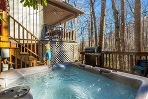 Outdoor spa tub - PROMO 5% WEEKLY 10% MONTHLY DISCOUNT
CREEK - DECKS - WOODS - HOT TUB - SECLUDED (Maggie Valley)