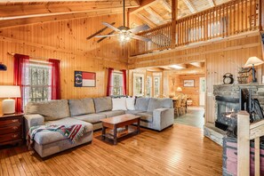 スマートテレビ、暖炉、テレビゲーム、テーブルサッカー台