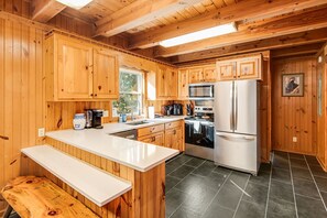 冷蔵庫、電子レンジ、オーブン、コンロ