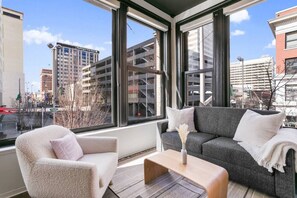 Smart TV, fireplace - Urban SoHo Suite in the Heart of Downtown! (Spokane)