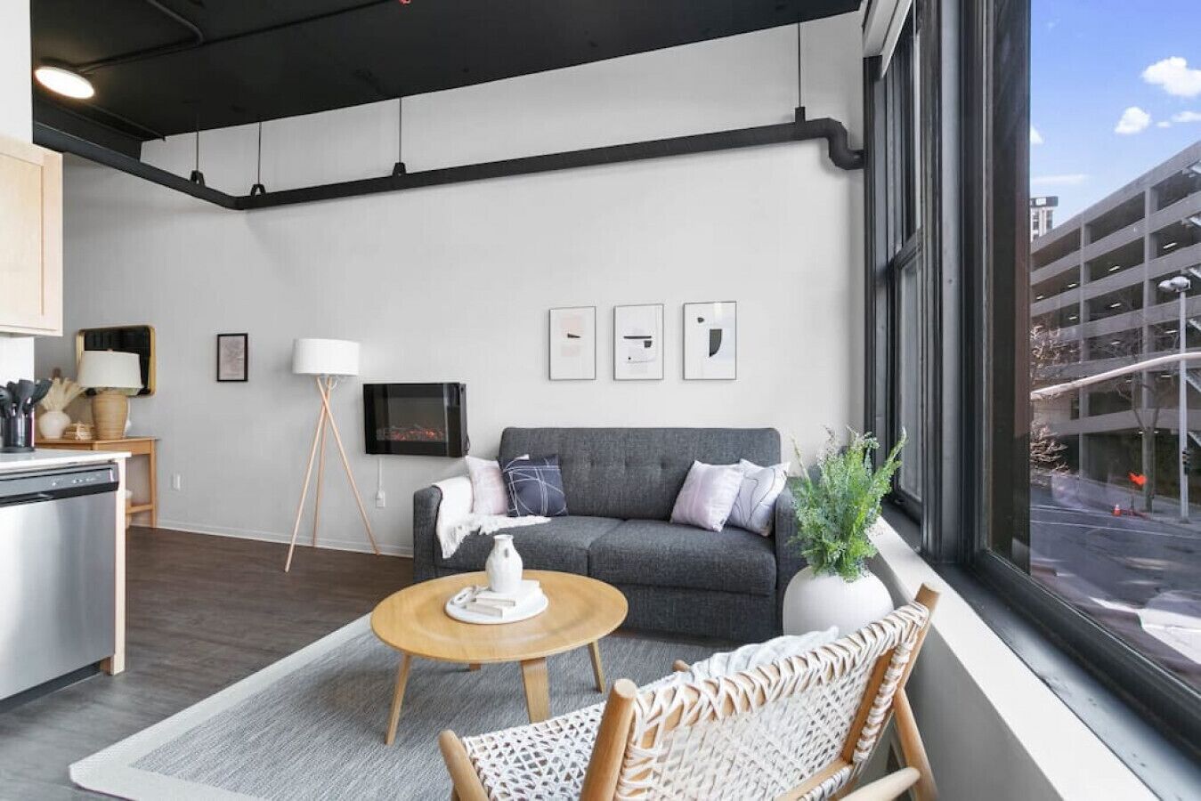 Una Smart TV, una chimenea