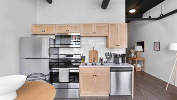 Réfrigérateur, micro-ondes, four, plaque de cuisson