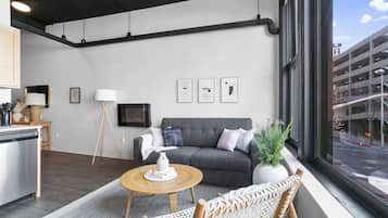 Smart TV, fireplace, Netflix, Hulu