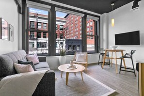 Smart TV, fireplace, Netflix, Hulu