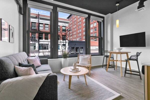 TV, fireplace, Netflix, Hulu
