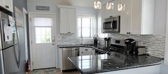💎 Charming Bungalow with Loft - CLOSE TO THE BEACH! Sleeps 4-5