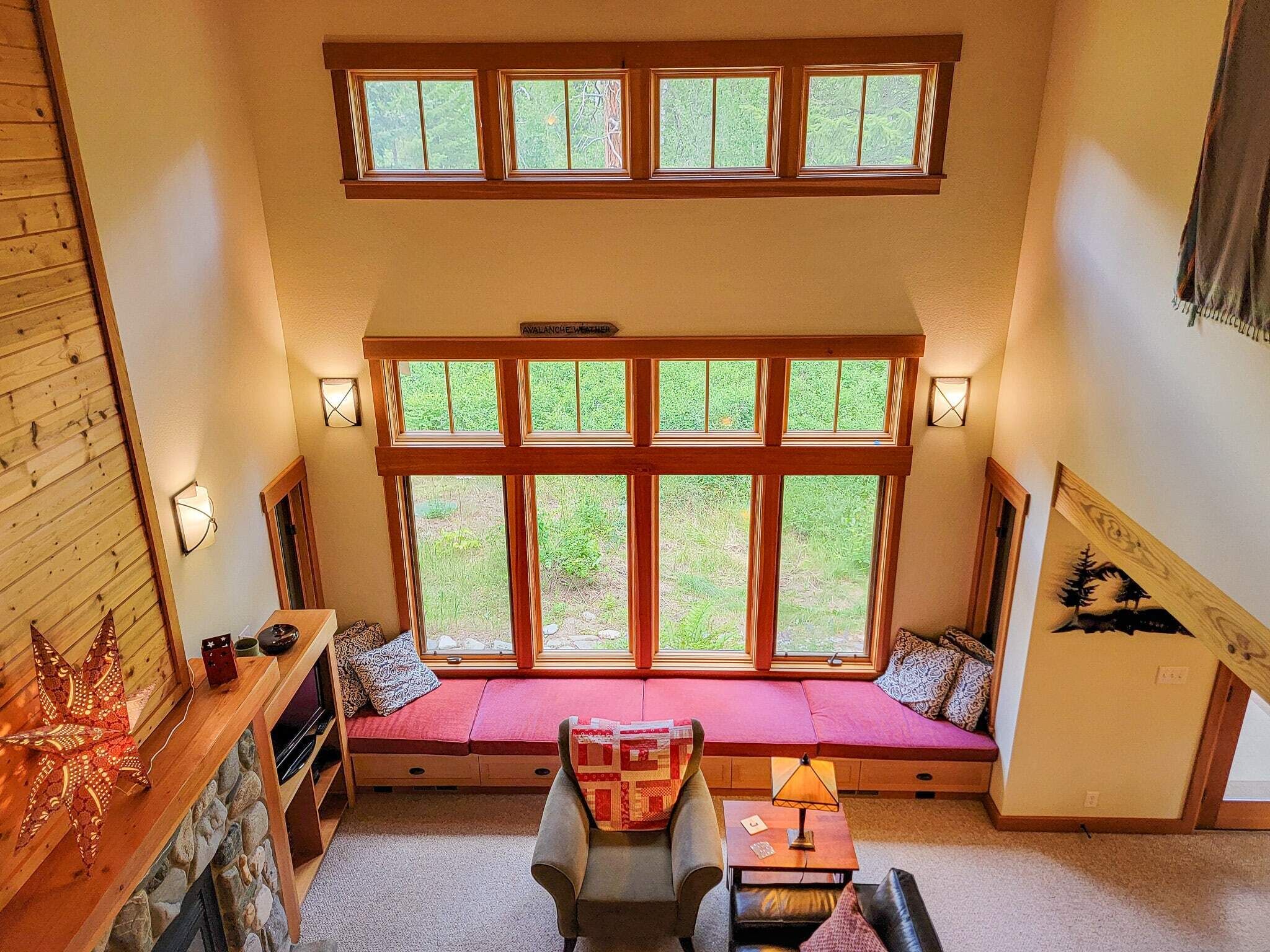 電視、壁爐、DVD 播放機、音響