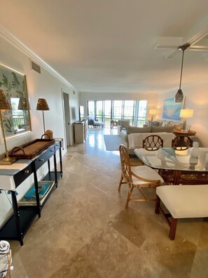 TV - Beautiful remodeled 2 Bedroom/2 Bath Longboat Key Condo Overlooking Sarasota Bay (Longboat Key)