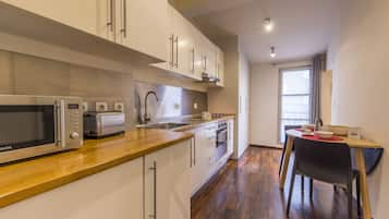 Fridge, microwave, oven, coffee/tea maker