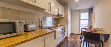 Køleskab, mikrobølgeovn, ovn, kaffe-/temaskine