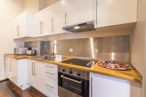 Refrigerador, microondas, horno y cafetera y tetera 