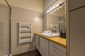 Shower, hair dryer, towels - My hotel Peyrou - Première conciergerie (Montpellier)