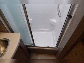 Douche, sèche-cheveux, serviettes fournies, savon