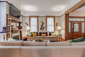 TV, foosball, offices - Fancy&Foosball! Central Location-Historic Grandeur (Mobile)