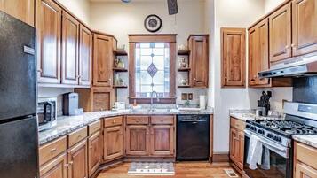 Frigorifero, microonde, forno, piano cottura