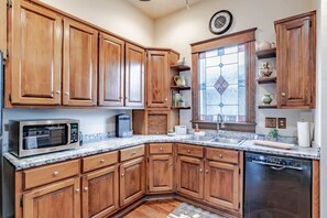 Fridge, microwave, oven, stovetop - Fancy&Foosball! Central Location-Historic Grandeur (Mobile)