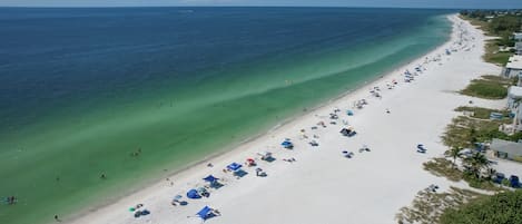 Una spiaggia nelle vicinanze, lettini da mare, teli da spiaggia