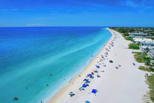 Beach nearby, sun-loungers, beach towels